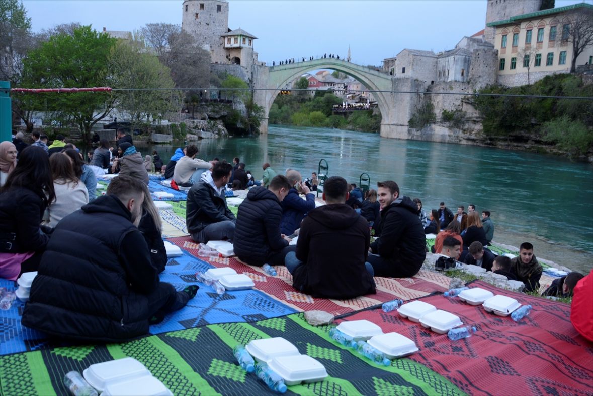 Više od 1.000 mladih na iftaru ispod Starog mosta u Mostaru - undefined